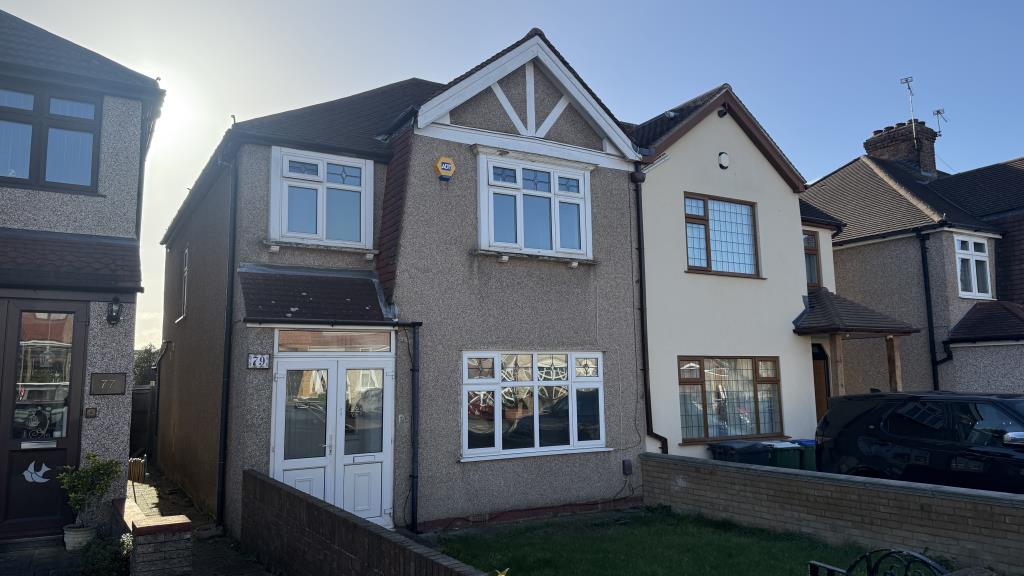 Lot: 32 - HOUSE FOR IMPROVEMENT IN POPULAR RESIDENTIAL AREA - External image of property from street